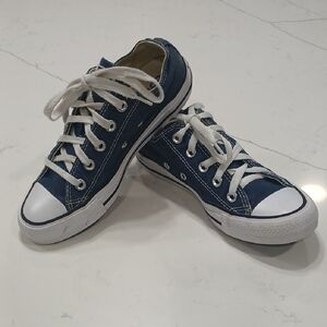 Converse Navy Canvas Sneakers with White Soles Pre-owned Women Sz 6 Men Sz 4